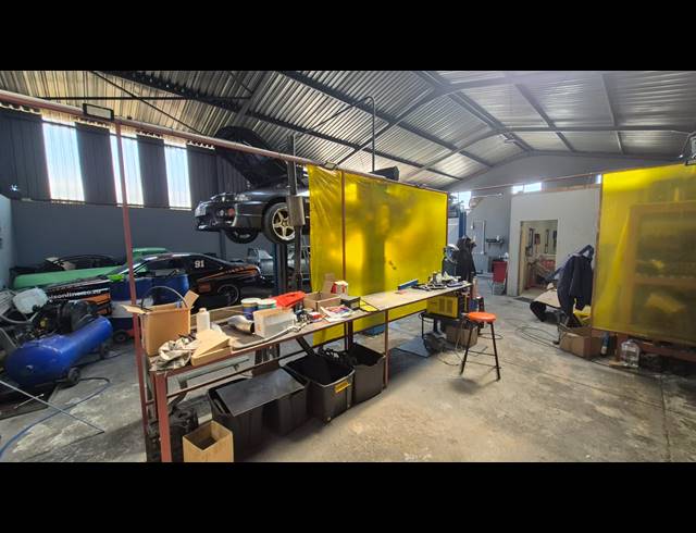 294M² FACTORY FOR SALE IN ANDERBOLT